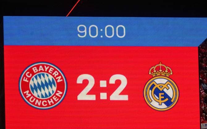 Fussball, Herren, Saison 2023 2024, Champions League (Halbfinale, Hinspiel), FC Bayern München - Real Madrid, Anzeigetafel mit 2:2-Endstand, 30.04.2024, Copyright: xMatthiasxKochx