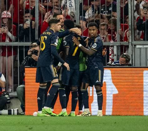 Die Madrilenen bejubeln mit Vinicius Paixao de Oliveira Junior (Real Madrid CF, 7) dessen Elfmeter - Tor zum 2:2.- Ausgleich. GER, FC Bayern Muenchen vs. Real Madrid CF, Fussball, Champions League, Halbfinale, Hinspiel, Spielzeit 2023 2024, 30.04.2024. (DFL DFB REGULATIONS PROHIBIT ANY USE OF PHOTOGRAPHS as IMAGE SEQUENCES and or QUASI-VIDEO). GER, FC Bayern Muenchen vs. Real Madrid CF, Fussball, Champions League, Halbfinale, Hinspiel, Spielzeit 2023 2024, 30.04.2024. Muenchen Copyright: xEibner-Pressefoto HeikexFeinerx EP_HFR