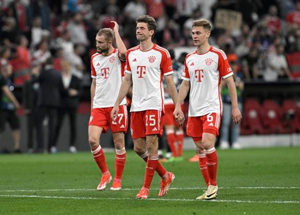 30.04.2024, Fussball UEFA Championsleague 2023 2024: Halbfinale, FC Bayern München - Real Madrid, in der Allianz-Arena München. (L-R) Konrad Laimer (Bayern München), Thomas Müller (Bayern München) und Joshua Kimmich (Bayern München) sind enttäuscht nach dem 2:2