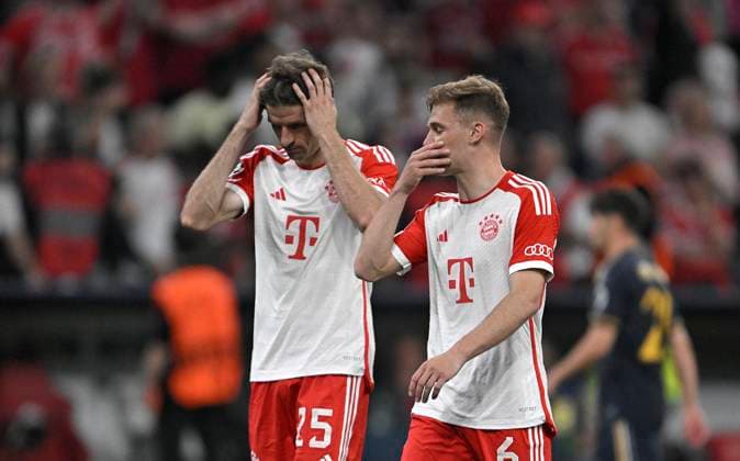 30.04.2024, Fussball UEFA Championsleague 2023 2024: Halbfinale, FC Bayern München - Real Madrid, in der Allianz-Arena München. (L-R) Thomas Müller (Bayern München) und Joshua Kimmich (Bayern München) sind enttäuscht nach dem 2:2