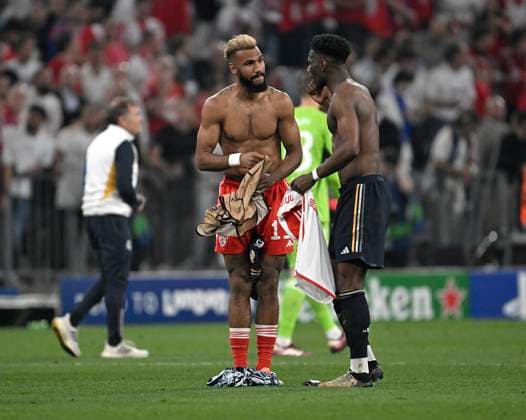 30.04.2024, Fussball UEFA Championsleague 2023 2024: Halbfinale, FC Bayern München - Real Madrid, in der Allianz-Arena München. (L-R) Eric Maxim Choupo-Moting (Bayern München) und Aurelien Tchouameni (Real Madrid) tauschen Trikots