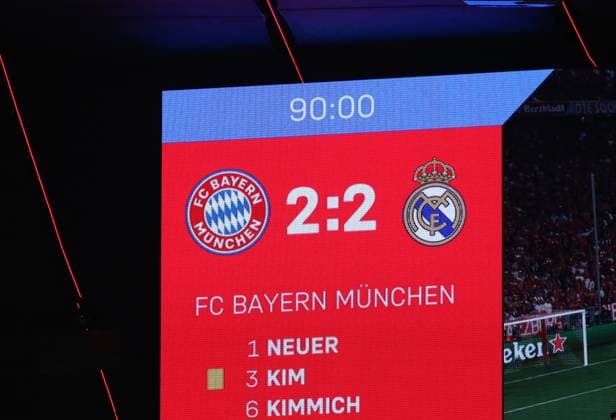 München, Deutschland 30 April 2024: Fussball, Herren, Champions League, Saison 2023 2024, Halbfinale Hinspiel, FC Bayern München - Real Madrid, Allianz Arena Endstand 2:2 an der Anzeigetafel
