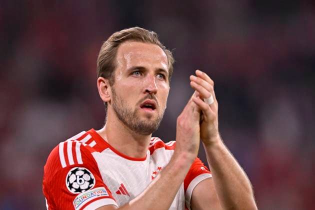 nach Spielende: Harry Kane FC Bayern Muenchen FCB (09) bedankt sich bei Fans Gestik Geste FC Bayern Muenchen FCB vs Real Madrid Halbfinale Hinspiel 30.04.2024 DFL REGULATIONS PROHIBIT ANY USE OF PHOTOGRAPHS AS IMAGE SEQUENCES AND OR QUASI-VIDEO FC Bayern Muenchen FCB vs FC Arsenal