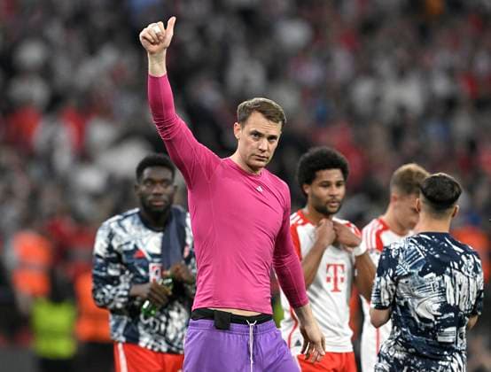 30.04.2024, Fussball UEFA Championsleague 2023 2024: Halbfinale, FC Bayern München - Real Madrid, in der Allianz-Arena München. Torwart Manuel Neuer (Bayern München) bedankt sich bei den Fans
