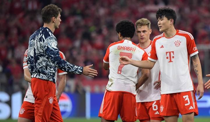 30.04.2024, xemx, Fussball UEFA Champions League, FC Bayern Muenchen - Real Madrid emspor, v.l. Mannschaft, Spieler, enttaeuscht, enttaeuscht schauend nach Spielende, dissapointed at the end of the match (DFL DFB REGULATIONS PROHIBIT ANY USE OF PHOTOGRAPHS as IMAGE SEQUENCES and or QUASI-VIDEO) Muenchen