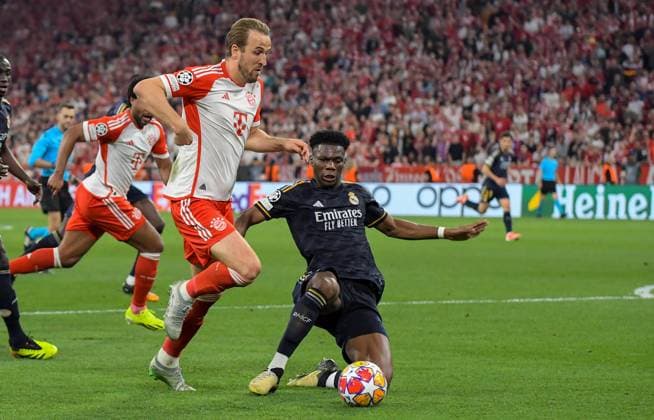 30.04.2024, xemx, Fussball UEFA Champions League, FC Bayern Muenchen - Real Madrid emspor, v.l. Harry Kane (FC Bayern Muenchen), Aurelien Tchouameni (Real Madrid) Zweikampf, Aktion, action, battle for the ball (DFL DFB REGULATIONS PROHIBIT ANY USE OF PHOTOGRAPHS as IMAGE SEQUENCES and or QUASI-VIDEO) Muenchen