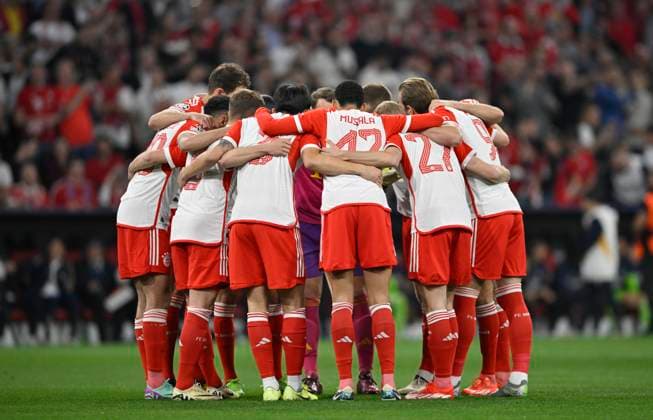 vor Spielbeginn: Teambuilding, Kreis der Mannschaft vor Spielbeginn FC Bayern Muenchen FCB FC Bayern Muenchen FCB vs Real Madrid Halbfinale Hinspiel 30.04.2024 DFL REGULATIONS PROHIBIT ANY USE OF PHOTOGRAPHS AS IMAGE SEQUENCES AND OR QUASI-VIDEO FC Bayern Muenchen FCB vs FC Arsenal