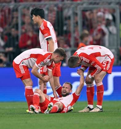 Konrad Laimer FC Bayern Muenchen FCB (27) verletzt Verletzung am Boden Eric Dier FC Bayern Muenchen FCB (15) und Joshua Kimmich FC Bayern Muenchen FCB (06) helfen ihm auf die Beine hinten Min-jae Kim FC Bayern Muenchen FCB (03) FC Bayern Muenchen FCB vs Real Madrid Halbfinale Hinspiel 30.04.2024 DFL REGULATIONS PROHIBIT ANY USE OF PHOTOGRAPHS AS IMAGE SEQUENCES AND OR QUASI-VIDEO FC Bayern Muenchen FCB vs FC Arsenal
