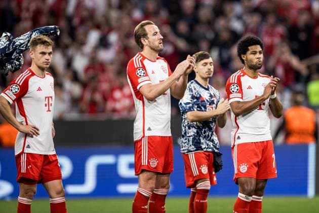 UEFA Champions League: FC Bayern München - Real Madrid; 30.04.2024 Harry Kane (FC Bayern München, 9), Serge Gnabry (FC Bayern München, 7) applaudieren Richtung Kurve UEFA Champions League: FC Bayern München - Real Madrid, München, Allianz Arena Copyright: xBEAUTIFULxSPORTS Wunderlx
