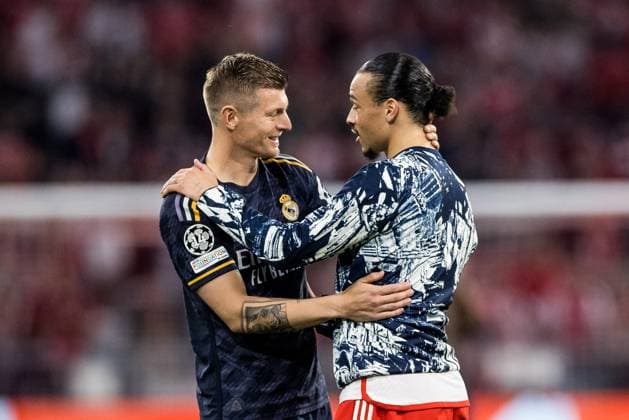 UEFA Champions League: FC Bayern München - Real Madrid; 30.04.2024 Toni Kroos (Real Madrid, 8) und Leroy Sane (FC Bayern München, 10) unterhalten sich lachend nach dem Spiel UEFA Champions League: FC Bayern München - Real Madrid, München, Allianz Arena Copyright: xBEAUTIFULxSPORTS Wunderlx