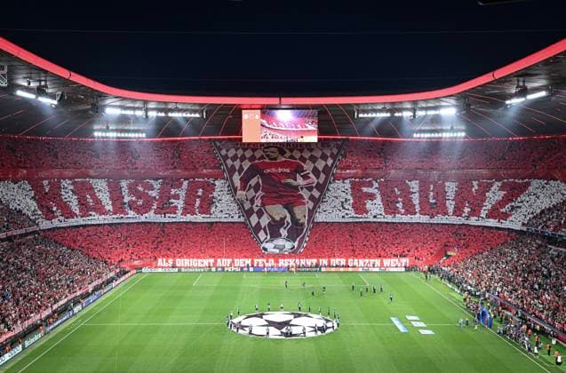 FUSSBALL CHAMPIONS LEAGUE SAISON 2023 2024 Halbfinale, Hinspiel FC Bayern Muenchen - Real Madrid 30.04.2024 Die FC Bayern Muenchen Fans gedenken an Franz Beckenbauer mit einer Choreographie in der Suekurve der Allianz Arena; Als Dirigent auf dem Feld, bekannt in der ganzen Welt! Kaiser Fanz