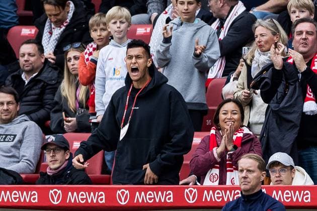 1. Fußball Bundesliga: 1. FSV Mainz 05 - 1. FC Köln; 28.04.2024 Davie Selke (1. FC Köln, 27) gestikuliert wild hinter der Trainerbank nach dem 1:0 1. Fußball Bundesliga, 1. FSV Mainz 05 - 1. FC Köln, Mainz, MEWA Arena DFL REGULATIONS PROHIBIT ANY USE OF PHOTOGRAPHS AS IMAGE SEQUENCES AND OR QUASI-VIDEO. *** 1 Soccer Bundesliga 1 FSV Mainz 05 1 FC Köln 28 04 2024 Davie Selke 1 FC Köln, 27 gesticulates wildly behind the bench after the 1 0 1 Soccer Bundesliga, 1 FSV Mainz 05 1 FC Köln, Mainz, MEWA Arena DFL REGULATIONS PROHIBIT ANY USE OF PHOTOGRAPHS AS IMAGE SEQUENCES AND OR QUASI VIDEO Copyright: xBEAUTIFULxSPORTS Wunderlx