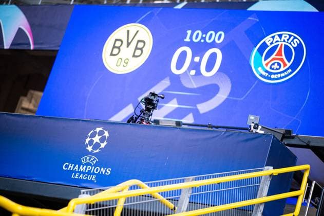 01.05.2024 - Fußball, 2023 2024, UEFA Champions League, Halbfinale, Borussia Dortmund - Paris Saint-Germain: Der Signal-Iduna-Park, Westfalenstadion mit leeren Sitzplätzen vor dem Spiel mit der Anzeigetafel des Spiels und dem Logo der Champions-League