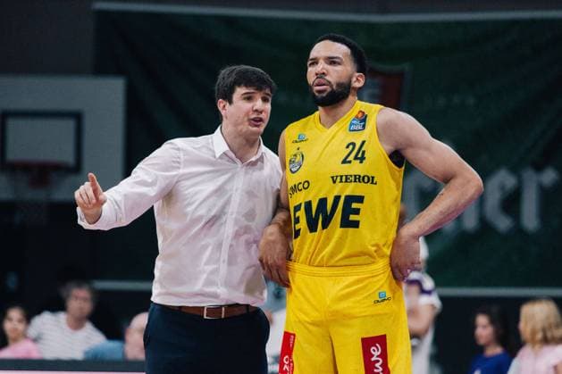 Göttingen, Deutschland 01. Mai 2024: 1.BBL - 2023 2024 - BG Göttingen vs. EWE Baskets Oldenburg Im Bild: v.li. Chef-Trainer Pedro Calles (Oldenburg) und Deane Williams (Oldenburg) Sparkassen Arena Niedersachsen Copyright: xFotostandx xNiewelerx