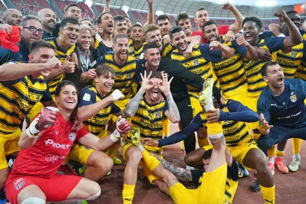 Sport Bilder des Tages Players of Parma Calcio celebrates the victory during SSC Bari vs Parma Calcio, Italian soccer Serie B match in Bari, Italy, May 01 2024  Copyright: xEmmanuelexMastrodonato IPAxSportx xx IPA_45645459 IPA_Agency_IPA45645459
