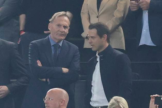 Geschaeftsfuehrer Hans-Joachim Watzke (Borussia Dortmund) und Geschaeftsfuehrer Lars Ricken (Borussia Dortmund) unterhalten sich, UEFA Champions League 2023 24 - Semi-finals First Leg, Borussia Dortmund vs Paris Saint-Germain, Signal-Iduna-Park, 01.05.2024, Dortmund, Deutschland.