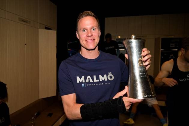240501 Malmö FFs Niklas Moisander poserar med pokalen efter finalen i Svenska Cupen mellan Malmö FF och Djurgarden den 1 maj 2024 i Malmö. Copyright: PETTERxARVIDSON BB240501PA303