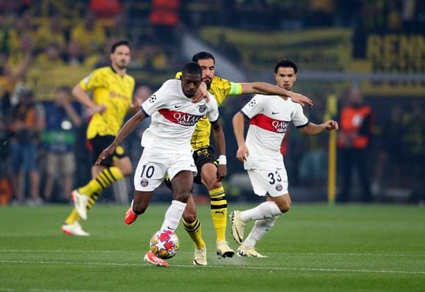 01.05.2024, Fussball UEFA Champions League 2023 2024, Halbfinale, Borussia Dortmund - FC Paris Saint-Germain im Signal-Iduna-Park Dortmund. Ousmane Dembele (Paris Saint-Germain) gegen Emre Can (Borussia Dortmund)