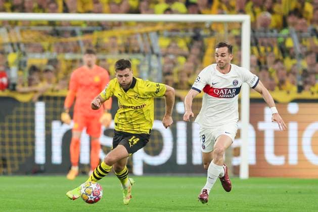 Niclas Fuellkrug (Borussia Dortmund) und Fabian Ruiz (Paris Saint-Germain) kaempfen um den Ball, UEFA Champions League 2023 24 - Semi-finals First Leg, Borussia Dortmund vs Paris Saint-Germain, Signal-Iduna-Park, 01.05.2024, Dortmund, Deutschland.