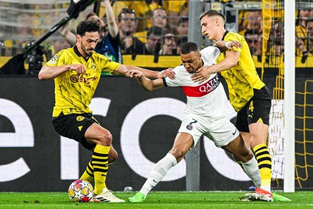 DORTMUND - (l-r) Mats Hummels of Borussia Dortmund, Kylian Mbappe of Paris Saint Germain, Nico Schlotterbeck of Borussia Dortmund during the UEFA Champions League semi-final match between Borussia Dortmund and Paris Saint Germain at Signal Iduna Park on May 1, 2024 in Dortmund, Germany. ANP Hollandse Hoogte UEFA Conference League 2023 24 2023 2024 xVIxANPxSportx xGerritxvanxKeulenxIVx 497375811 originalFilename: 497375811.jpg