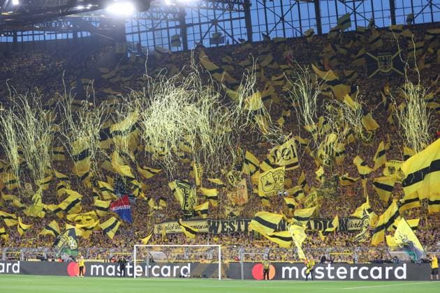 Champions League - Borussia Dortmund - Paris Saint Germain am 01.05.2024 im Signal Iduna Park in Dortmund Die Borussia Dortmund Fans auf der Südtribüne Suedtribuene mit Schwenkfahnen