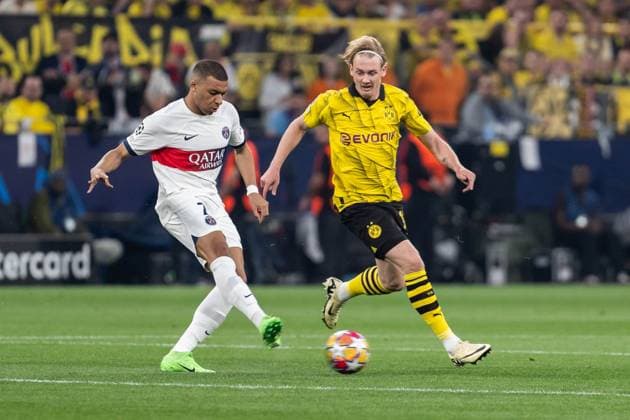GER, UEFA Champions League, Halbfinale Hinspiel, Borussia Dortmund vs Paris Saint-Germain 01.05.2024, Signal Iduna Park, Dortmund, GER, UEFA Champions League, Halbfinale Hinspiel, Borussia Dortmund vs Paris Saint-Germain Im Bild: Kylian Mbappà Mbappe (Paris Saint-Germain, 7) Einzelaktion; Ganzkörper Ganzkoerper ; Ball am Fuss; Julian Brandt (BV Borussia Dortmund, 19)