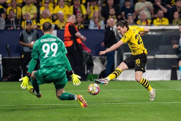 Sport Bilder des Tages GER, UEFA Champions League, Halbfinale Hinspiel, Borussia Dortmund vs Paris Saint-Germain 01.05.2024, Signal Iduna Park, Dortmund, GER, UEFA Champions League, Halbfinale Hinspiel, Borussia Dortmund vs Paris Saint-Germain Im Bild: Zweikampf zwischen Marcel Sabitzer (BV Borussia Dortmund, 20) und Gianluigi Donnarumma (Paris Saint-Germain, 99) Torchance