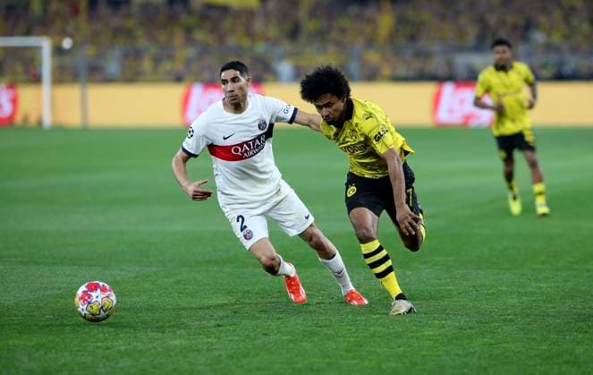 01.05.2024, Fussball UEFA Champions League 2023 2024, Halbfinale, Borussia Dortmund - FC Paris Saint-Germain im Signal-Iduna-Park Dortmund. v.li: Achraf Hakimi (Paris Saint-Germain) gegen Karim Adeyemi (Borussia Dortmund)