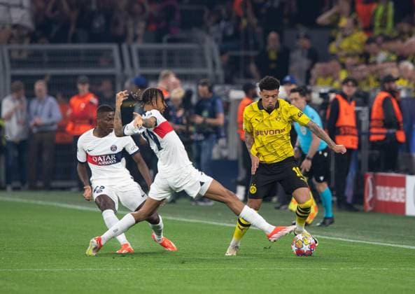 Fussball, Herren, Saison 2023 2024, Champions League (Halbfinale, Hinspiel), Borussia Dortmund - Paris Saint-Germain, v. l. Nuno Mendes (PSG, Paris Saint-Germain), Bradley Barcola (PSG, Paris Saint-Germain), Jadon Sancho (Borussia Dortmund), 01.05.2024, Copyright: xSebastianxRäppold MatthiasxKochx