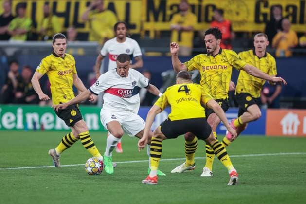 01.05.2024, Fussball, Saison 2023 2024, UEFA Champions League, Halbfinale, Borussia Dortmund - Paris Saint-Germain, v. l. Marcel Sabitzer (Borussia Dortmund), Kylian Mbappe (Paris Saint-Germain), Nico Schlotterbeck (Borussia Dortmund), Mats Hummels (Borussia Dortmund) Dortmund Signal Iduna Park NRW Deutschland xRHR-FOTO DEx Copyright: DennisxEwert RHR-FOTOx RHR-FOTO DE