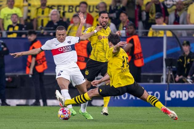 Fußball: Champions League. Halbfinale, Hinspiel: Borussia Dortmund - Paris St. Germain am 01.05.2024 im Signal-Iduna-Park: PSGs Kylian Mbappe (l.) und Dortmunds Mats Hummels kämpfen um den Ball. WICHTIGER HINWEIS: Gemäß den Vorgaben der UEFA ist es untersagt, in dem Stadion und oder vom Spiel angefertigte Fotoaufnahmen in Form von Sequenzbildern und oder videoähnlichen Fotostrecken zu verwerten bzw. verwerten zu lassen. Copyright: xKirchner DavidxInderliedx
