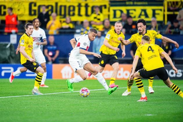 01.05.2024 - Fußball, 2023 2024, UEFA Champions League, Halbfinale, Borussia Dortmund - Paris Saint-Germain: (M-R) Kylian Mbappe (Paris), Julian Ryerson (Dortmund), Mats Hummels (Dortmund), Nico Schlotterbeck (Dortmund)