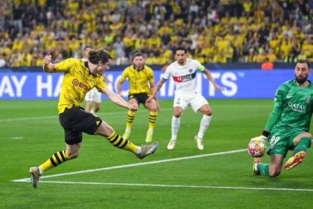 01.05.2024, Fussball, UCL, UEFA Champions League, , Saison 2023 2024, Semifinal, Borussia Dortmund - Paris St. Germain, Marcel Sabitzer (Borussia Dortmund), Torwart Gianluigi Donnarumma (Paris St. Germain) xRHR-FOTO TKx Copyright: TeresaxKroeger RHR-FOTOx RHR-FOTO TK