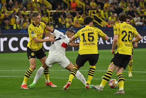 01.05.2024, xjrdrx, Fussball UEFA Champions League, Borussia Dortmund - Paris St.Germain emspor, v.l. Nico Schlotterbeck (Borussia Dortmund), Kylian Mbappe (PSG Paris St.Germain), Mats Hummels (Borussia Dortmund), Marcel Sabitzer (Borussia Dortmund) (DFL DFB REGULATIONS PROHIBIT ANY USE OF PHOTOGRAPHS as IMAGE SEQUENCES and or QUASI-VIDEO) Dortmund