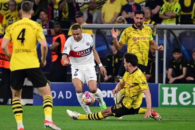 Kylian Mbappe 7 (Paris Saint-Germain) im Zweikampf, Aktion, mit Mats Hummels 15 (Borussia Dortmund), Borussia Dortmund vs. Paris Saint-Germain, Fussball, Champions League, Halbfinale, 01.05.2024 Dortmund Nordrhein-Westfalen Deutschland
