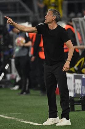 01.05.2024, xjrdrx, Fussball UEFA Champions League, Borussia Dortmund - Paris St.Germain emspor, v.l. Trainer Luis Enrique (PSG Paris St.Germain) gibt Anweisungen, gestikuliert, mit den Armen gestikulieren gives instructions, gesticulate (DFL DFB REGULATIONS PROHIBIT ANY USE OF PHOTOGRAPHS as IMAGE SEQUENCES and or QUASI-VIDEO) Dortmund
