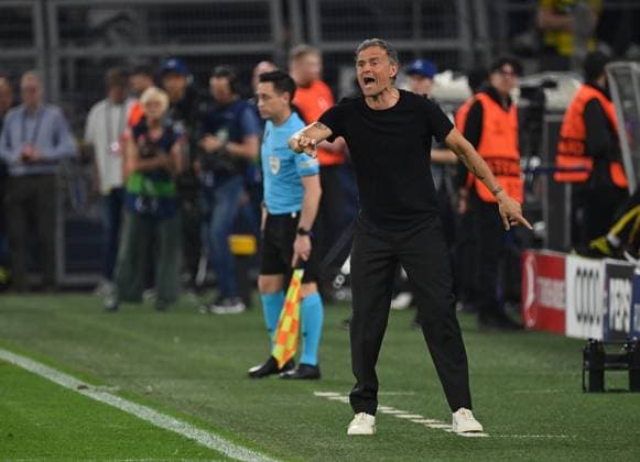 01.05.2024, xjrdrx, Fussball UEFA Champions League, Borussia Dortmund - Paris St.Germain emspor, v.l. Trainer Luis Enrique (PSG Paris St.Germain) gibt Anweisungen, gestikuliert, mit den Armen gestikulieren gives instructions, gesticulate (DFL DFB REGULATIONS PROHIBIT ANY USE OF PHOTOGRAPHS as IMAGE SEQUENCES and or QUASI-VIDEO) Dortmund