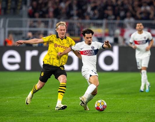 Fussball, Herren, Saison 2023 2024, Champions League (Halbfinale, Hinspiel), Borussia Dortmund - Paris Saint-Germain, v. l. Julian Brandt (Borussia Dortmund), Vitinha (PSG, Paris Saint-Germain), 01.05.2024, Copyright: xSebastianxRäppold MatthiasxKochx