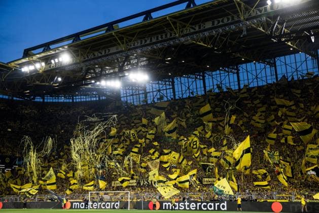 UEFA Champions League: Borussia Dortmund - FC Paris Saint-Germain; 01.05.2024 In der Südkurve der Fans von Borussia Dortmund werden zu Spielbeginn Fahnen geschwenkt und Konfettibänder geschossen UEFA Champions League: Borussia Dortmund - FC Paris Saint-Germain, Dortmund, SIGNAL IDUNA PARK Copyright: xBEAUTIFULxSPORTS Wunderlx