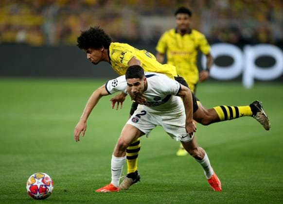 01.05.2024, Fussball UEFA Champions League 2023 2024, Halbfinale, Borussia Dortmund - FC Paris Saint-Germain im Signal-Iduna-Park Dortmund. Karim Adeyemi (Borussia Dortmund) gegen Achraf Hakimi (Paris Saint-Germain)