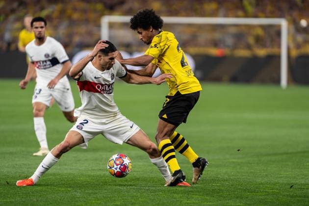 GER, UEFA Champions League, Halbfinale Hinspiel, Borussia Dortmund vs Paris Saint-Germain 01.05.2024, Signal Iduna Park, Dortmund, GER, UEFA Champions League, Halbfinale Hinspiel, Borussia Dortmund vs Paris Saint-Germain Im Bild: Zweikampf zwischen Karim Adeyemi (BV Borussia Dortmund, 27) und Achraf Hakimi (Paris Saint-Germain, 2)