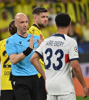 01.05.2024, xjrdrx, Fussball UEFA Champions League, Borussia Dortmund - Paris St.Germain emspor, v.l. Schiedsrichter Anthony Taylor (ENG), Warren Zaire-Emery (PSG Paris St.Germain) (DFL DFB REGULATIONS PROHIBIT ANY USE OF PHOTOGRAPHS as IMAGE SEQUENCES and or QUASI-VIDEO) Dortmund