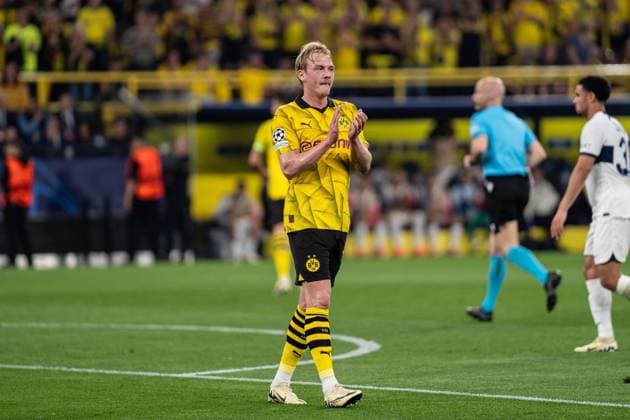 GER, UEFA Champions League, Halbfinale Hinspiel, Borussia Dortmund vs Paris Saint-Germain 01.05.2024, Signal Iduna Park, Dortmund, GER, UEFA Champions League, Halbfinale Hinspiel, Borussia Dortmund vs Paris Saint-Germain Im Bild: Julian Brandt (BV Borussia Dortmund, 19) ärgert sich, klatscht in die Hände, Gestik, Mimik, Emotionen