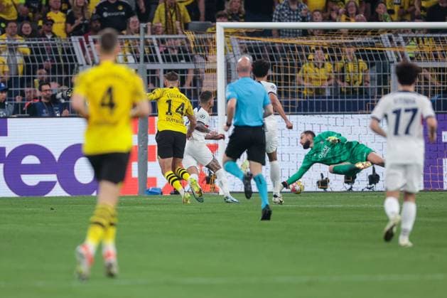 01.05.2024, Fussball, Saison 2023 2024, UEFA Champions League, Halbfinale, Borussia Dortmund - Paris Saint-Germain, Niclas Füllkrug (Borussia Dortmund) trifft zum 1:0 gegen Torwart Gianluigi Donnarumma (Paris Saint-Germain), Dortmund Signal Iduna Park NRW Deutschland xRHR-FOTO DEx Copyright: DennisxEwert RHR-FOTOx RHR-FOTO DE