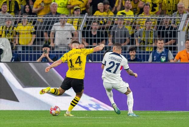 Fussball, Herren, Saison 2023 2024, Champions League (Halbfinale, Hinspiel), Borussia Dortmund - Paris Saint-Germain, v. l. Niclas Füllkrug (Borussia Dortmund) erzielt das Tor zum 1:0 gegen Lucas Hernandez (PSG, Paris Saint-Germain) , 01.05.2024, Copyright: xSebastianxRäppold MatthiasxKochx