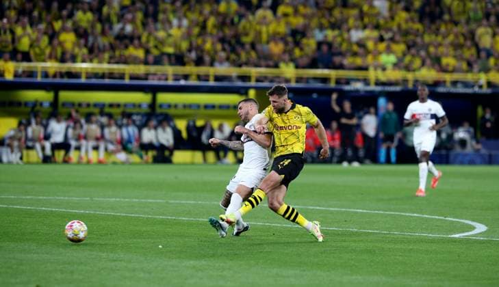 01.05.2024, Fussball UEFA Champions League 2023 2024, Halbfinale, Borussia Dortmund - FC Paris Saint-Germain im Signal-Iduna-Park Dortmund. Torschuss Niclas Füllkrug (re, Borussia Dortmund) gegen Lucas Hernandez (Paris Saint-Germain)