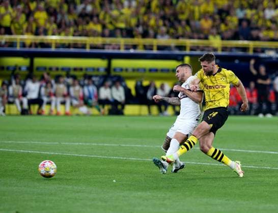 01.05.2024, Fussball UEFA Champions League 2023 2024, Halbfinale, Borussia Dortmund - FC Paris Saint-Germain im Signal-Iduna-Park Dortmund. Torschuss Niclas Füllkrug (re, Borussia Dortmund) gegen Lucas Hernandez (Paris Saint-Germain)
