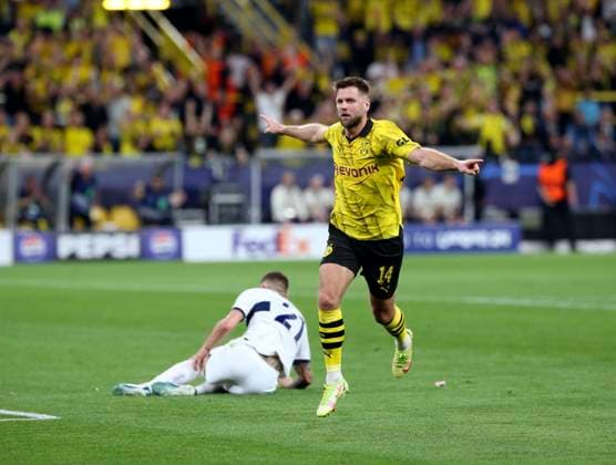 01.05.2024, Fussball UEFA Champions League 2023 2024, Halbfinale, Borussia Dortmund - FC Paris Saint-Germain im Signal-Iduna-Park Dortmund. Torjubel Niclas Füllkrug (re, Borussia Dortmund) gegen Lucas Hernandez (Paris Saint-Germain)