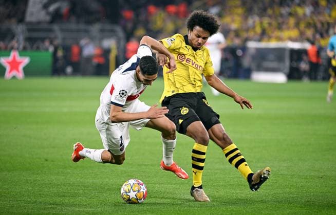 Fussball, Champions League, Deutschland, Herren, Saison 2023 2024, Halbfinale Hinspiel, Signal Iduna Park Dortmund: Bor. Dortmund - Paris St. Germain; Achraf Hakimi (PSG), Karim Adeyemi (BVB). Aktion UEFA REGULATIONS PROHIBIT ANY USE OF PHOTOGRAPHS AS IMAGE SEQUENCES AND OR QUASI-VIDEO