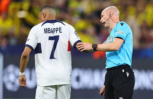 Referee Anthony Taylor checks on Kylian Mbappe of Paris Saint-Germain Borussia Dortmund v Paris Saint-Germain, UEFA Champions League, Semi Final, First Leg, Football, Signal Iduna Park, Dortmund, Germany - 01 May 2024 EDITORIAL USE ONLY No use with unauthorised audio, video, data, fixture lists, club league logos or live services. Online in-match use limited to 120 images, no video emulation. No use in betting, games or single club league player publications. Copyright: xMichaelxZemanek Shutterstockx 14454339ab